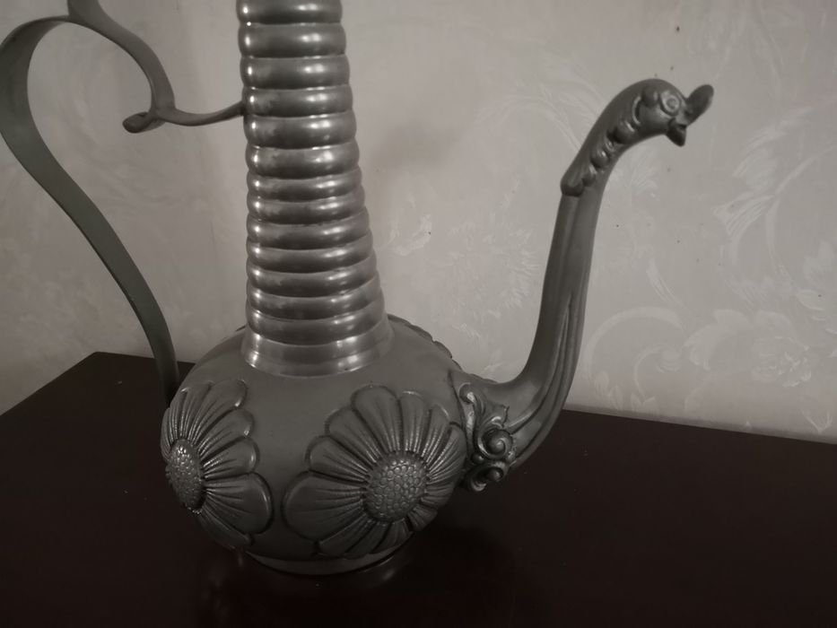 Peça decorativa, em estanho.