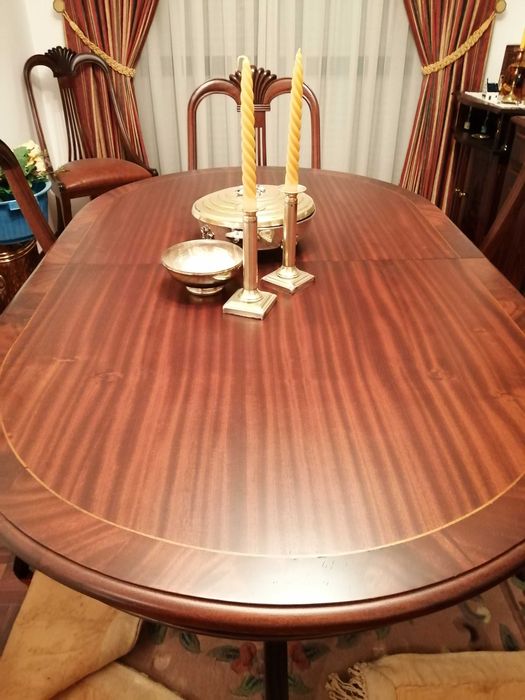 Mesa de sala de jantar oval