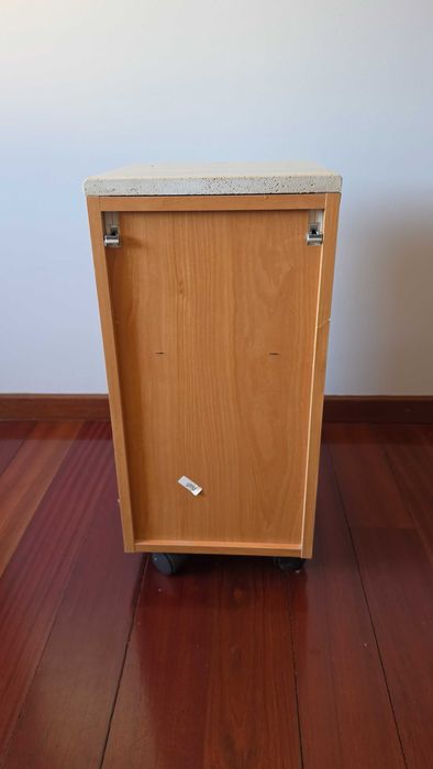 Móvel com duas gavetas e uma porta