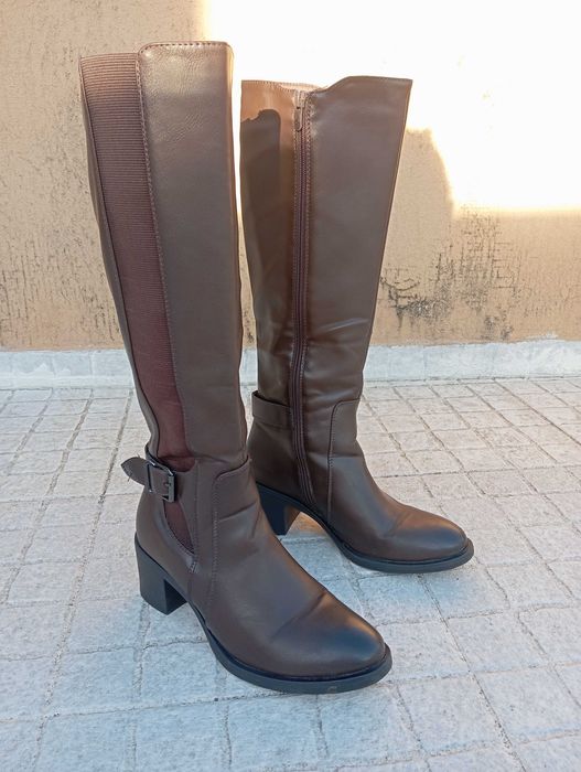Botas castanhas salto alto com pêlo