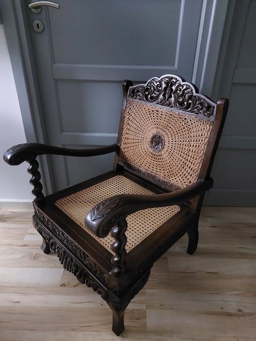 fotel kolonialny drewniany rzeźbiony z rafią plecionką wiedeńską