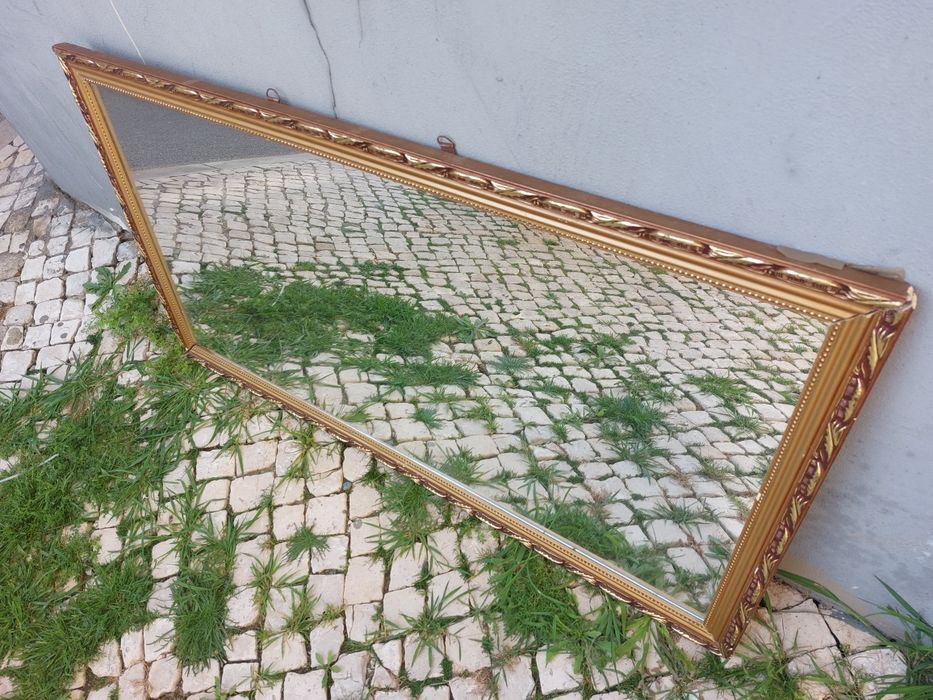 Espelho de parede com moldura dourada 

60x1,10cm

*tem uma falh