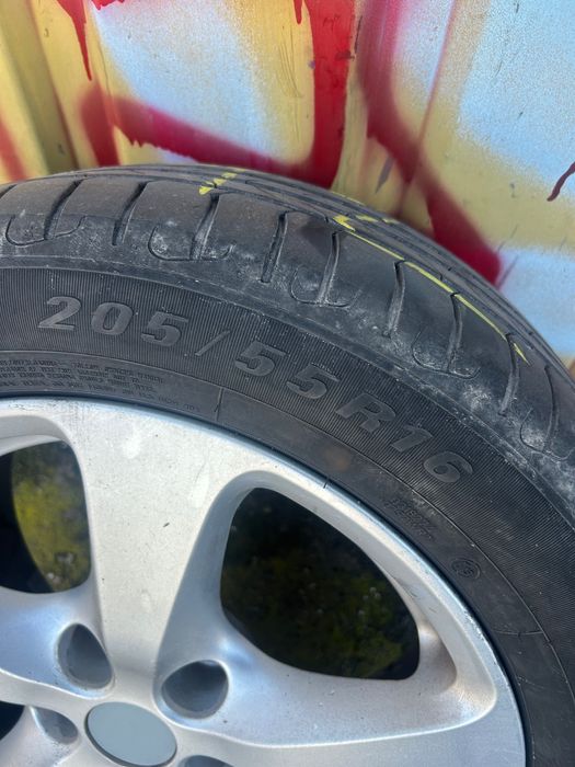 Felgi z oponami letnimi.