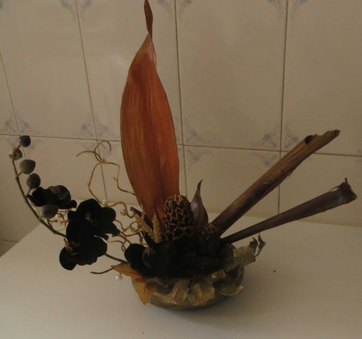 Bricolage Arranjo Taça Barro nuances dourado, 80% Naturais e orquídeas