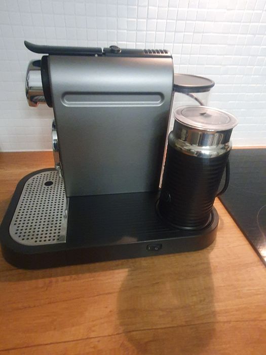 Ekspres do kawy Krups na kapsułki, spieniacz