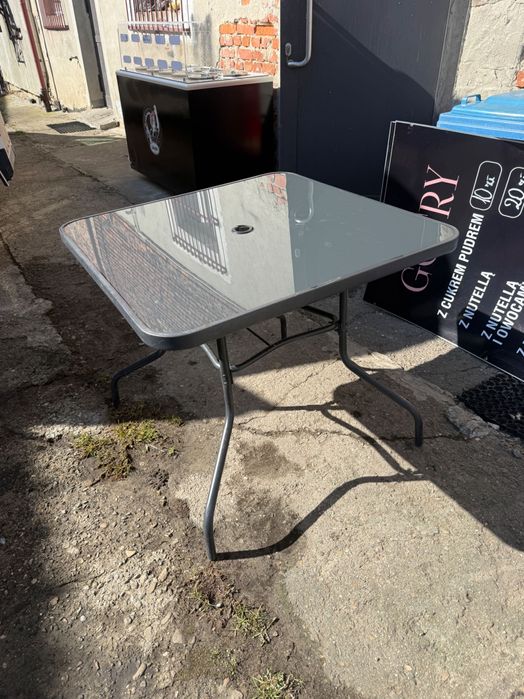 Stoliki z kompletem krzeseł oraz parasolem
