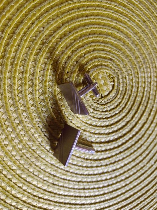 Metalowe spinki do mankietów dla eleganckiego pana