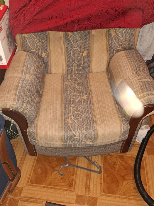 Dá-se dois sofas e um móvel de sala