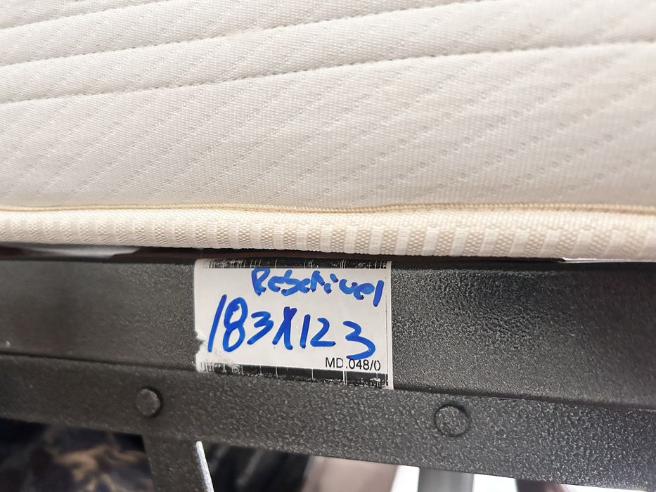 Cama com arrumacao, cabeceira incorporada em madeira e ferro.