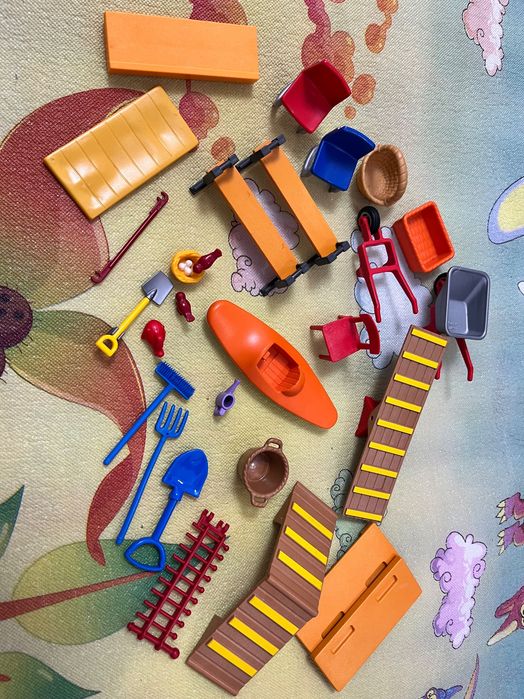 Фігурки та елементи конструктора playmobil
