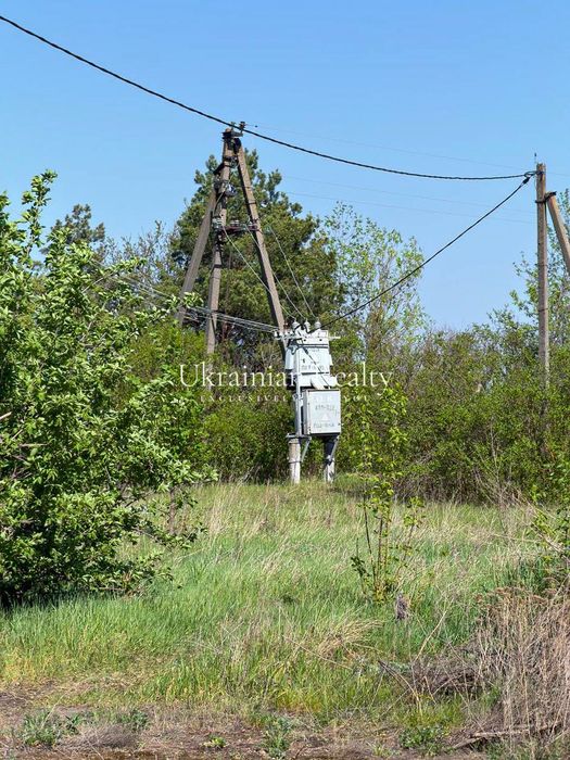 Продаж цілісного майнового комплексу загальною площею 3048 м² + ділянка 3.7 га. Колишній тракторний стан.