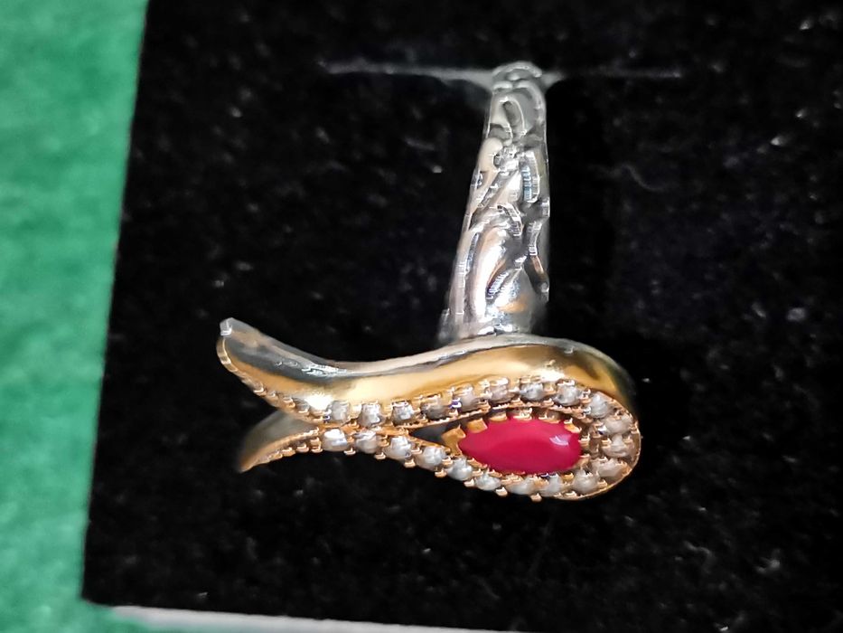 Maravilhoso anel em prata com brilhantes e uma raiz de ruby