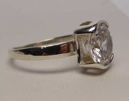 Srebrny pierścionek z owalną cyrkonią  R.18.