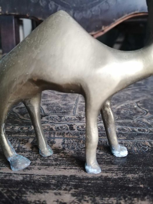 estatueta pequena antiga em metal