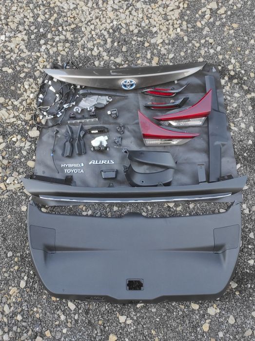 Toyota Auris części klapy i zderzaka tył
