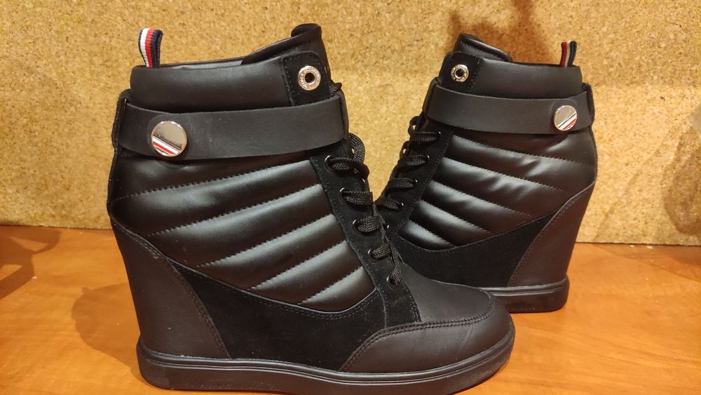 Sneakersy na koturnie