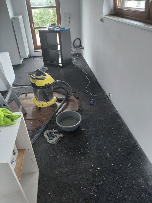 Wykładzina ok. 5m na 2.5m  w 2 kawałkach