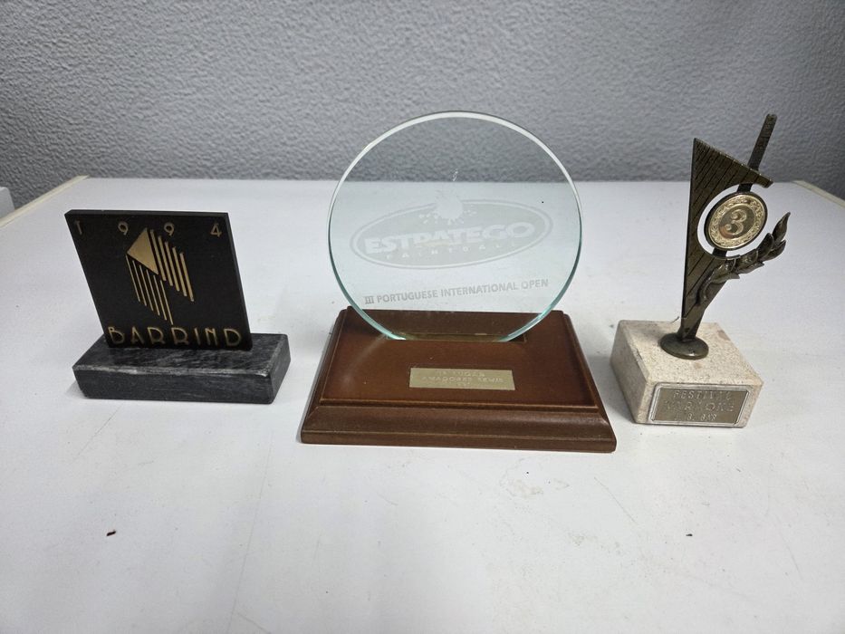 Vários troféus/taças