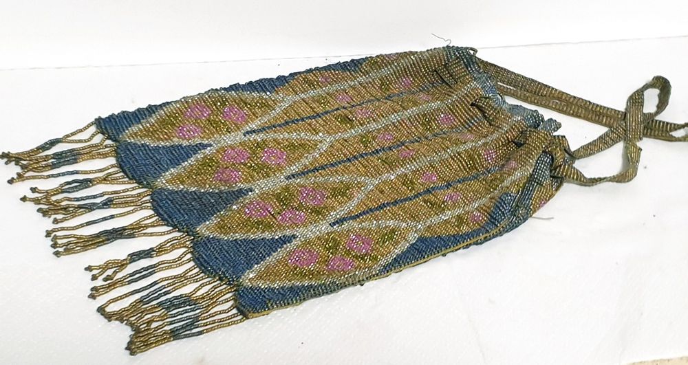 Lindissima antiga mala de micro missangas feita à mão