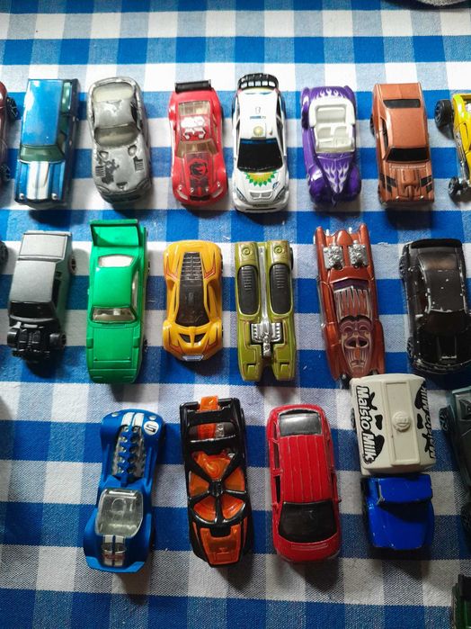 Coleção de 65 carrinhos da marca " Hotwheels "