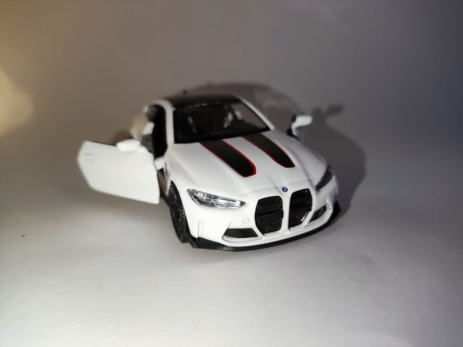 BMW M4 CSL 1:36 — Modelo Metal Branco com Função Puxar
