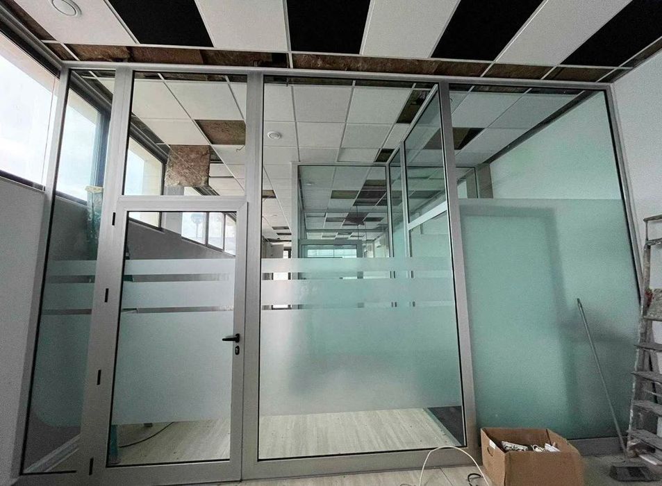 Divisórias Escritório Desmontado  Vidro e Alumínio natural 6 gabinetes