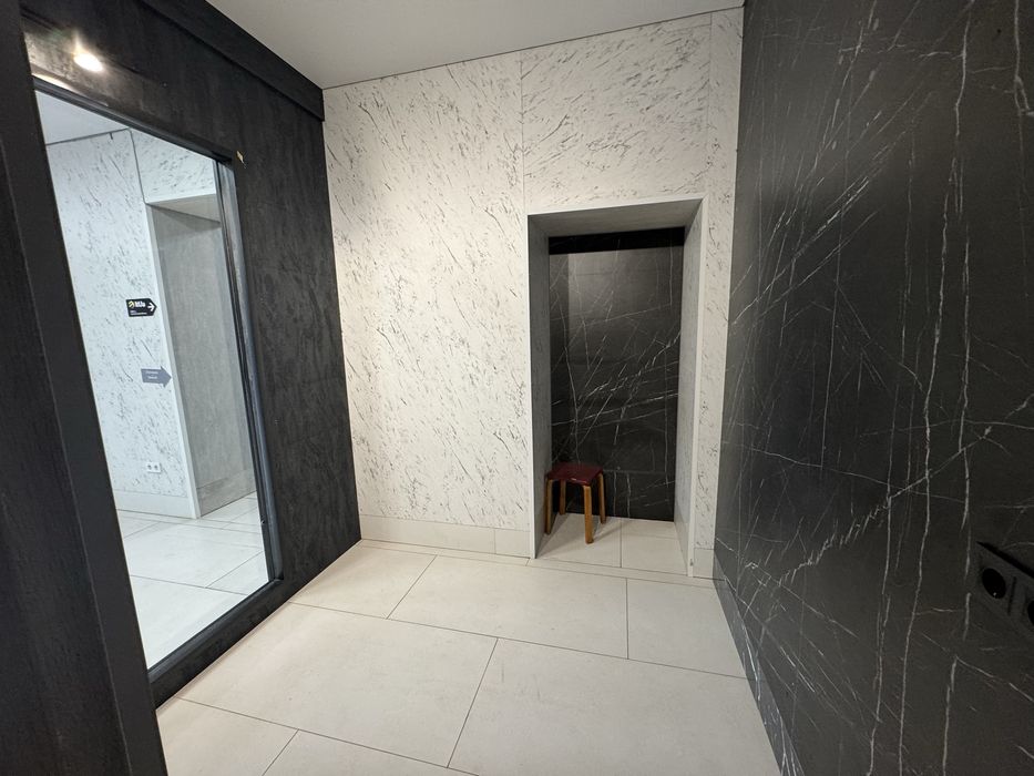 Під шоурум або магазин