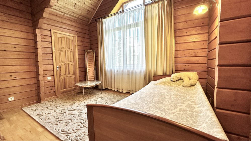 Продаж еко будинку з власним озером та соснами на території