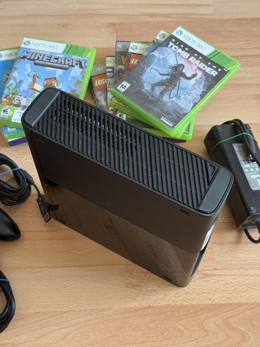 Xbox 360 E Black / С Комплектом игр
