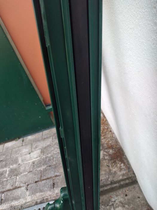 Janela de alumínio cor verde ( 2 no total )