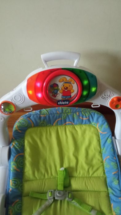 Esperguicadeira.  Chicco  luzes. e musica