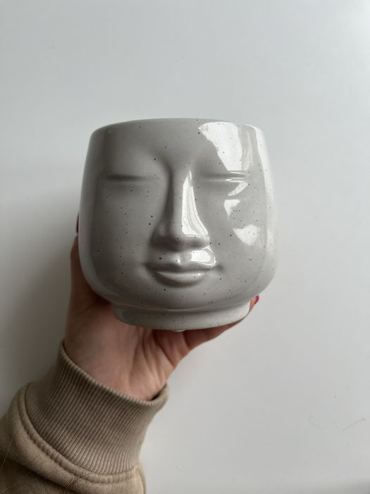 Doniczka ceramiczna w kształcie twarzy