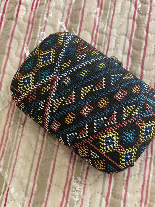 Pochet/ bolsa de toilete, fundo preto e colorido. Nova, nunca usada!