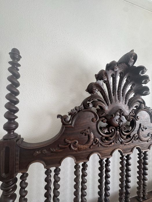 Cama antiga de madeira feita a mão