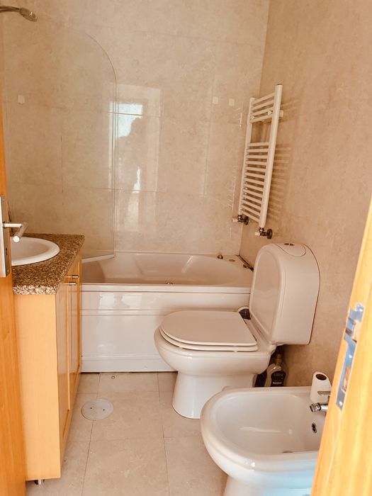 Apartamento T1 com lugar de garagem e arrumos