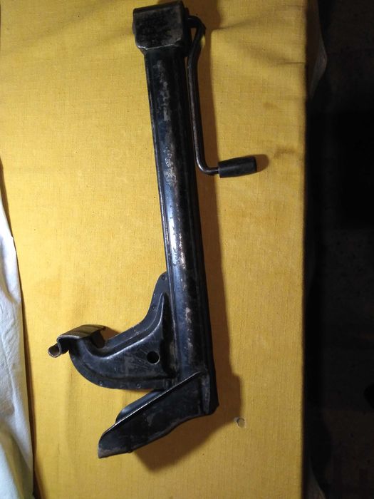 Домкрат автомобильный.