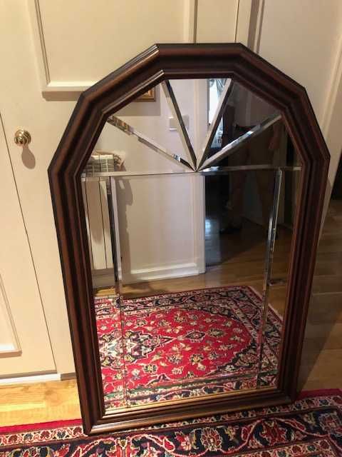 Espelho alto com lindíssimo desenho biselado e aro madeira maciça