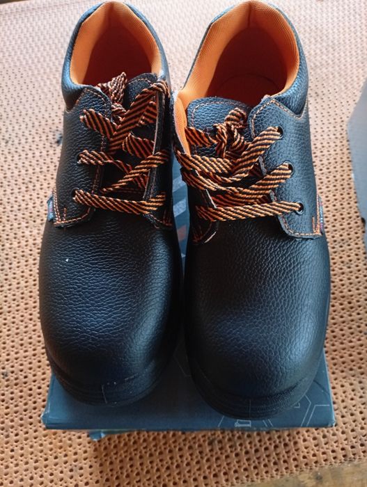 Продам нове робоче взуття.