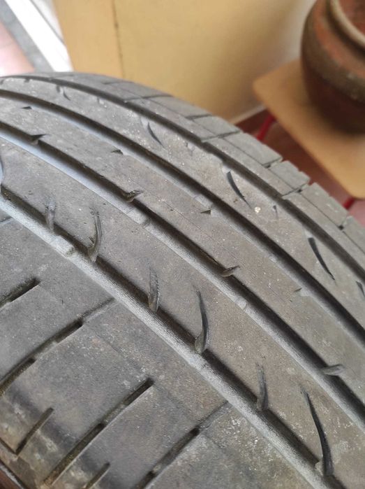 Vendo 2 Pneus Bridgestone 245/65R17 a 40 Euros cada um.