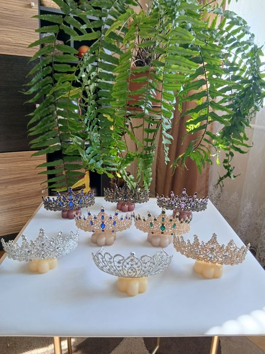 Діадеми, корони на голову, торт, свято