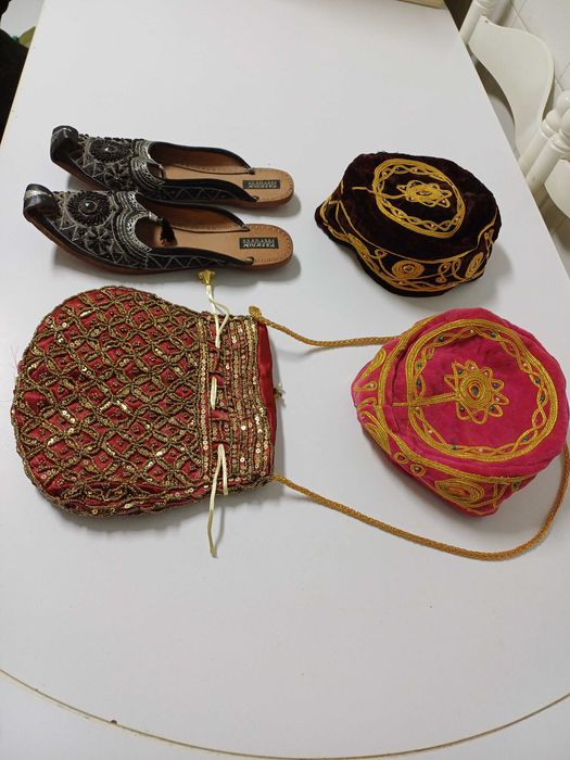 Chapéus muçulmanos, sandálias e bolsa