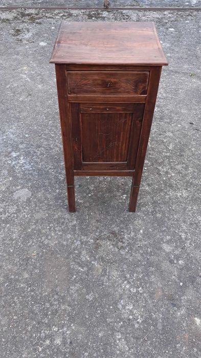Mesa de Cabeceira e Cómoda Antigas para Restaurar