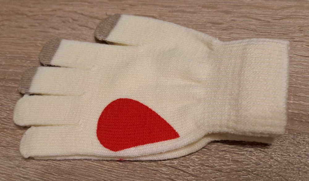 Rękawiczki do obsługi ekranów dotykowych z czerwonym sercem