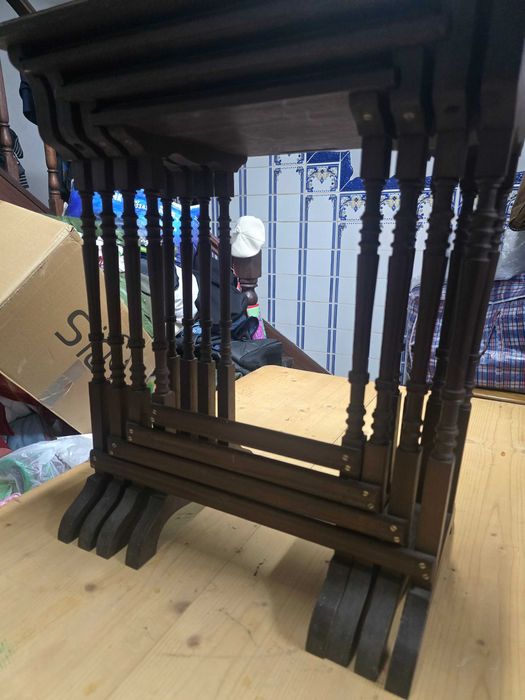 Conjunto de 4 mesas chamadas de mesas mae