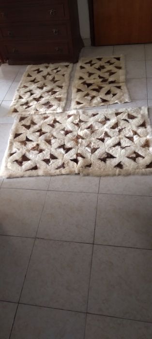 Tapetes em pele decorativos vindos de Angola