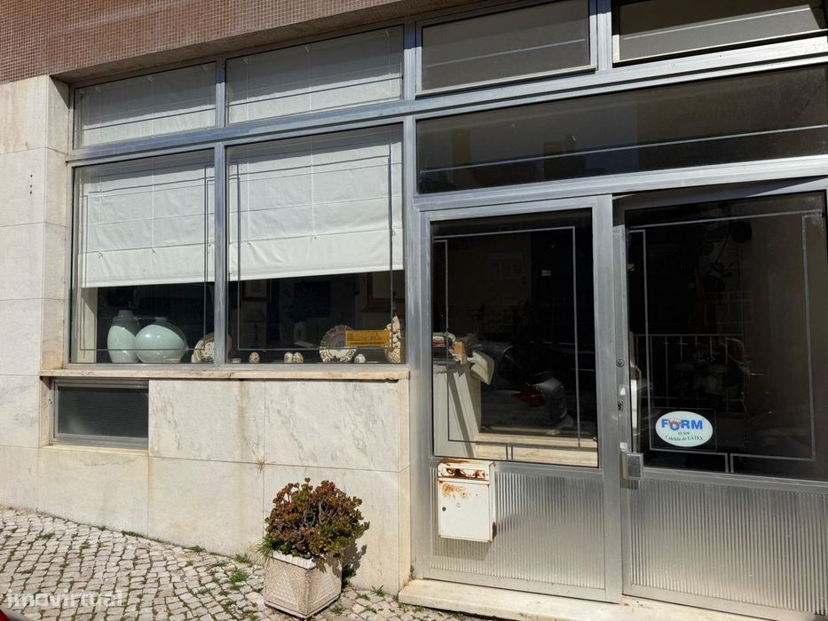 Commercial Space in Oeiras, 378 m², with Excellent Visibility