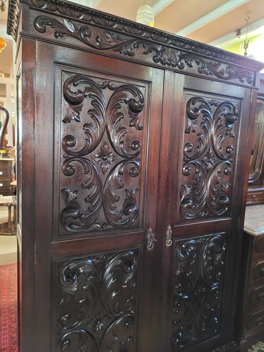 Móvel de entrada em madeira maciça trabalhada - Muito bo