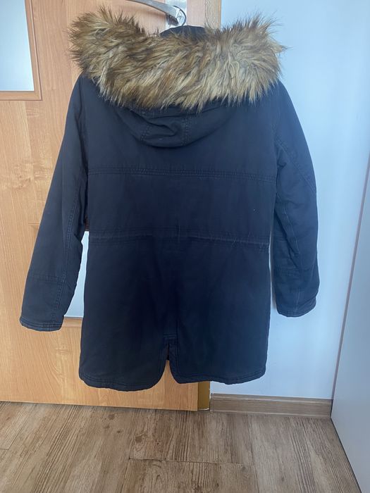 Granatowa parka zimowa Bershka