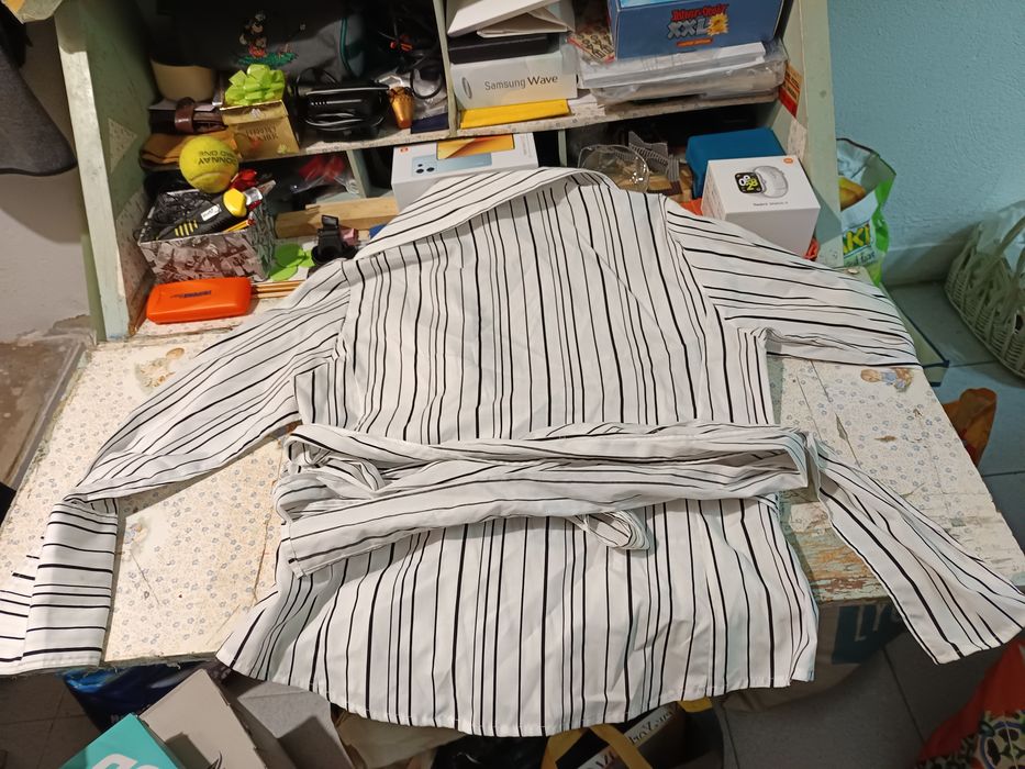 Vendo vestido branco com riscos amarelos para senhoras vão estar