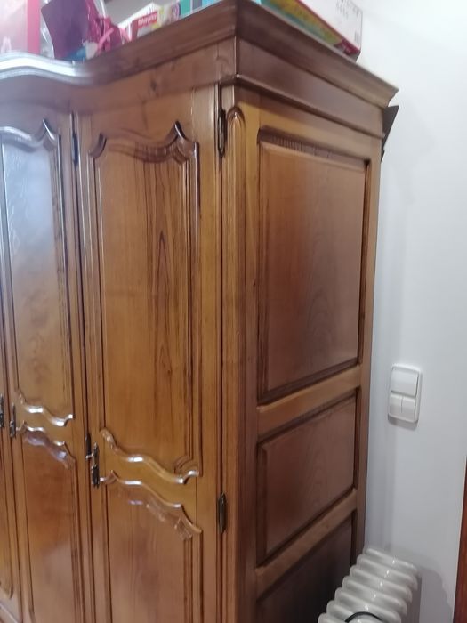 Roupeiro de 4 portas madeira maciça castanho está como novo.